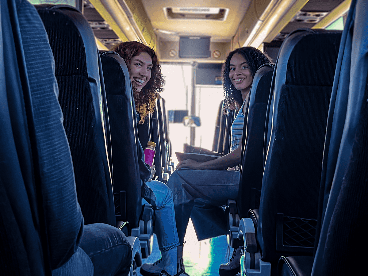 Étudiants voyageant dans un bus Trailways