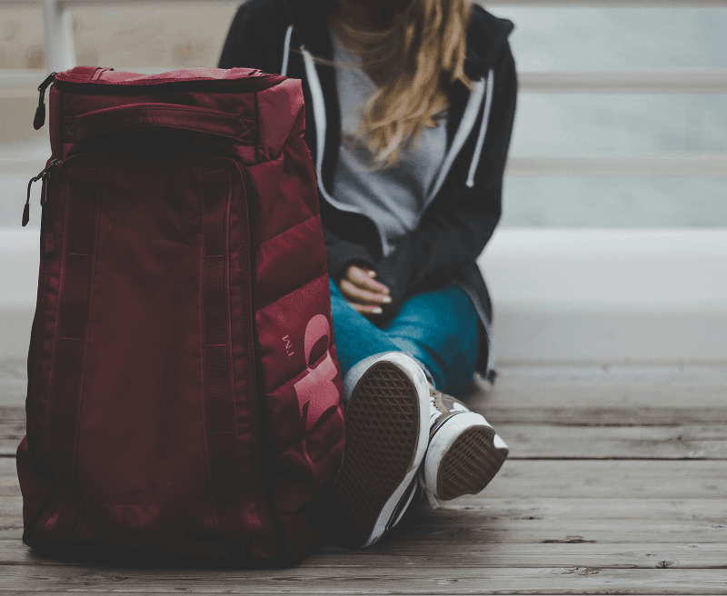 Une étudiante est assise avec son sac à dos d'école
